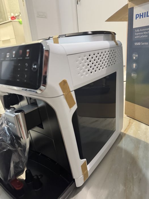 Espressor Automat Philips 5500 LatteGo – Alb Crom – Nou și Sigilat