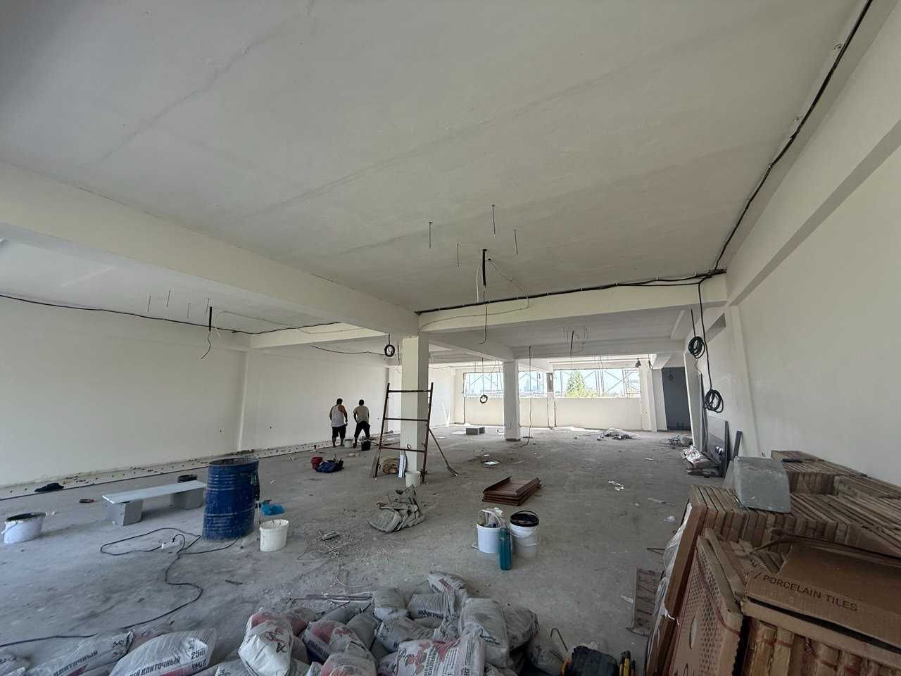 Сдаётся в аренду отдельно стоящее здание  2200 м², вдоль дороги.