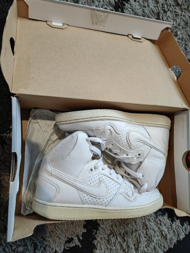 Nike Wmns Air Force 1
Купувани от abautyou Германия за 380лв бг 
Номер