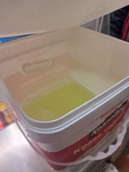 Празни кофи от сирене с капак 8кг