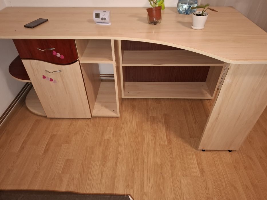 Vând birou în stare buna