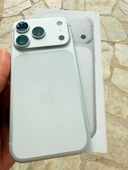 Iphone 17 pro titanium