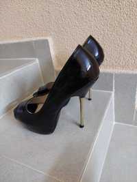 Дамски лачени черни обувки на ток 38-39 номер