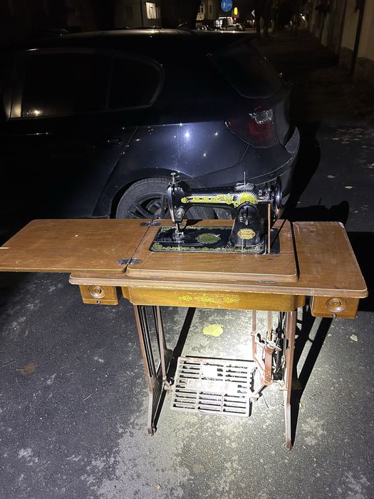 Стара шевна машина, шкафчета,стар телевизор и огледало.