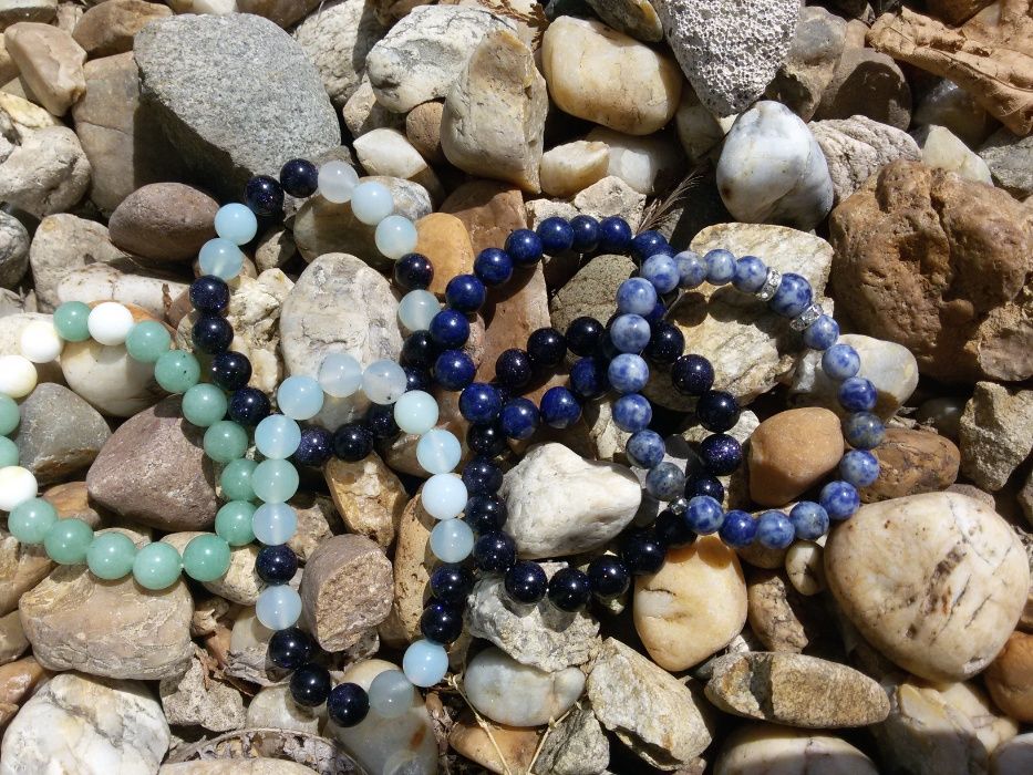 Гривни от естествени камъни