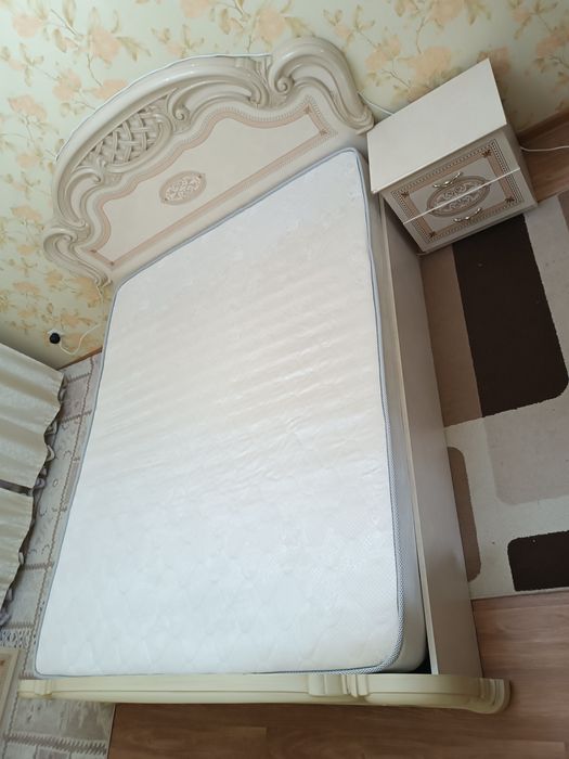 ПРОДАМ СРОЧНО. Кровать (с матрасом) и тумба для спальни "Лара". Бежево