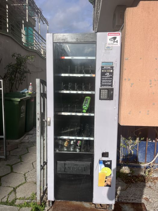 Продавам вендинг машина за напитки и пакетирани храни