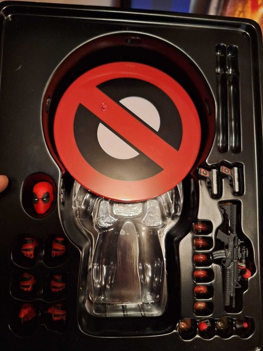 Mezco Deadpool One:12 Scale 1:12 Deluxe Steel Box Edition RARE