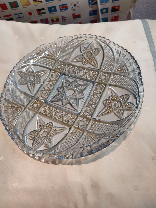 Platou rotund din sticlă gravată veche