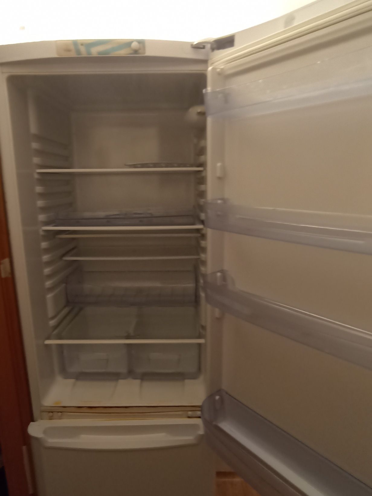 Холодильник двух камерный производства indesit, НЕ РАБОТАЕТ.