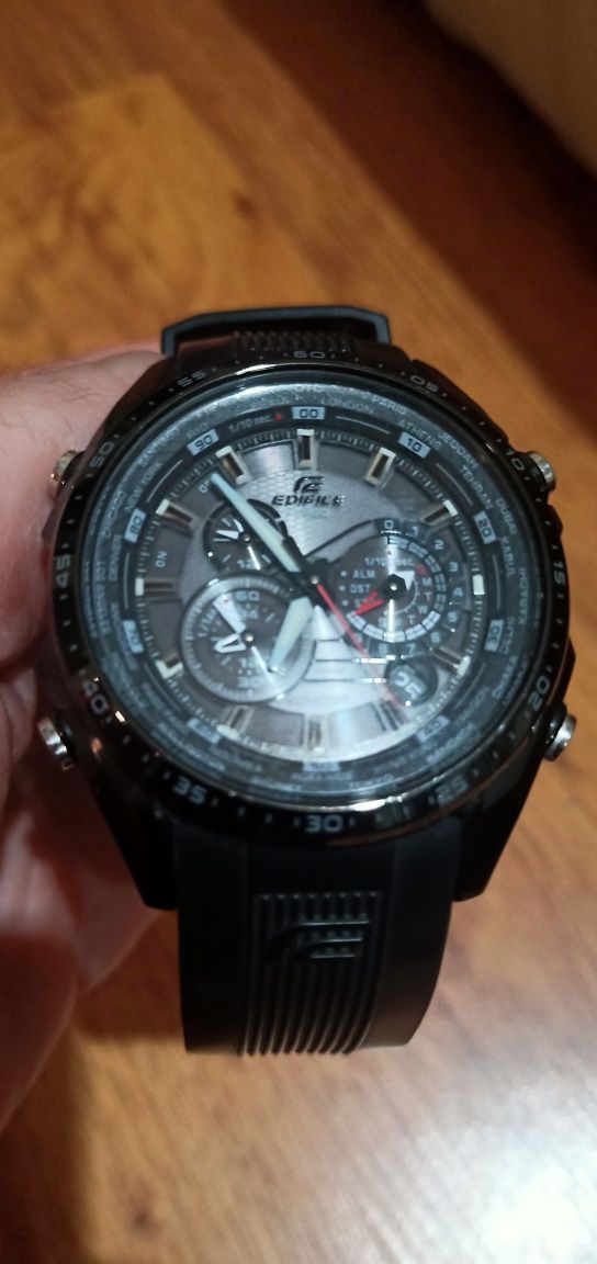 Мъжки спортно-елегантен часовник CASIO EDIFICE EQS 500C-1A1 + подаръци