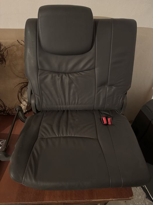 Трети ряд седени на Lexus 470 и на прадо