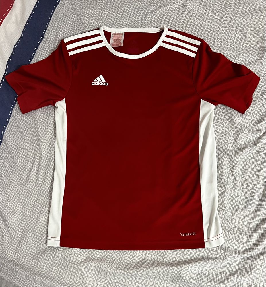 Tricou sport , Adidas , culoarea roșie . Vârste 9-11 ani .