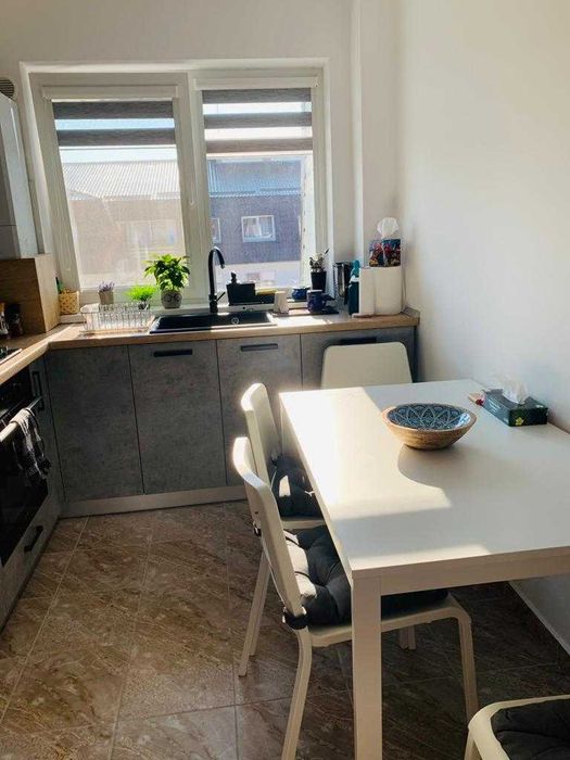 Se inchiriaza apartament 2 camere, mobilat, insorit, balcon, parcare