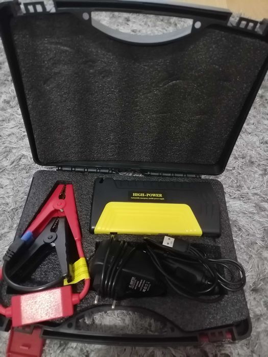 Robot pentru încărcare baterie auto