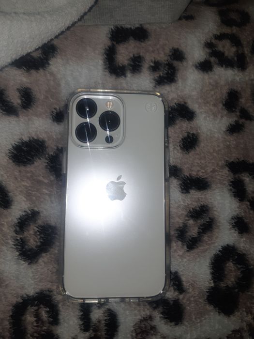 Продавам много запазен без нито една драскотена iphone 13 pro white