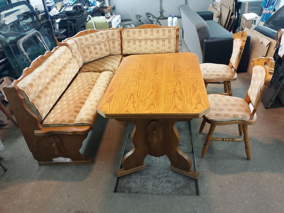 Кухненски ъгъл с маса и столове