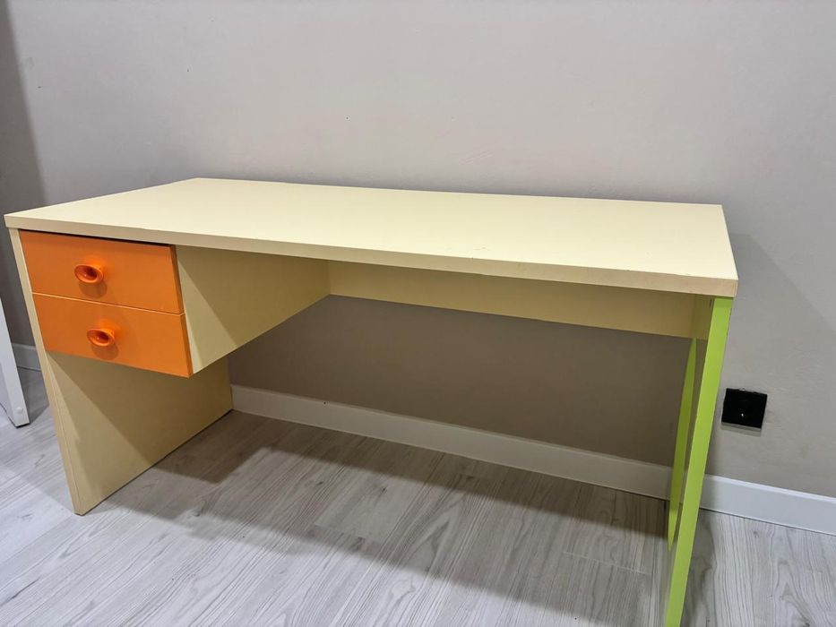 Письменный стол в хорошем состоянии