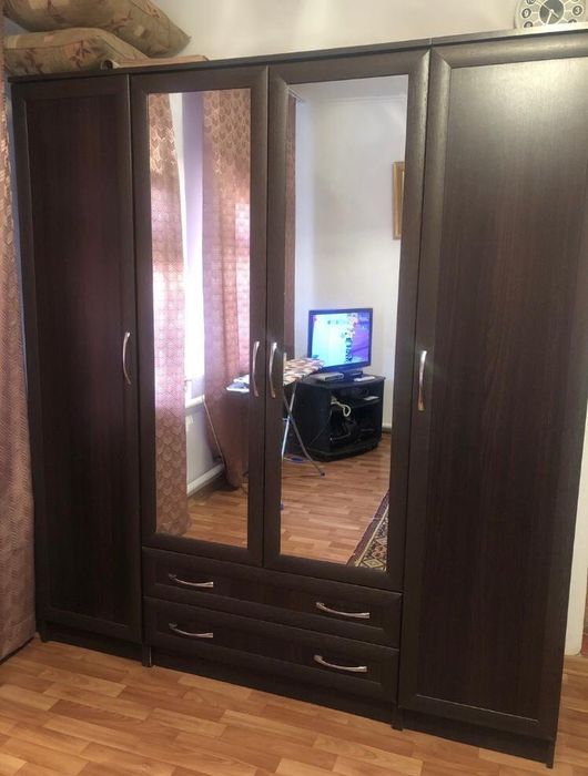 Коричневый шкаф с зеркалами