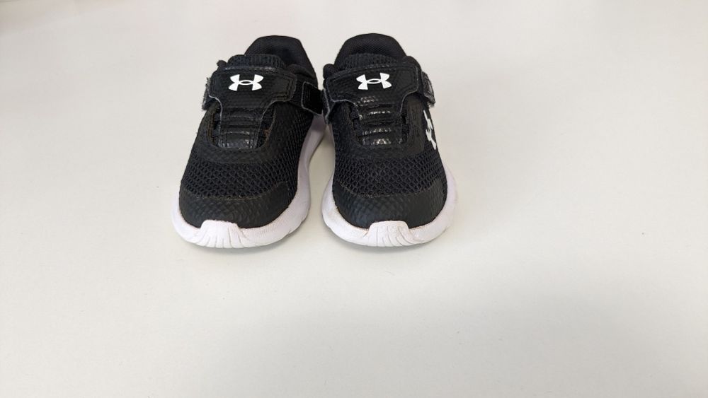 Vând adidași under armour mărimea 22.