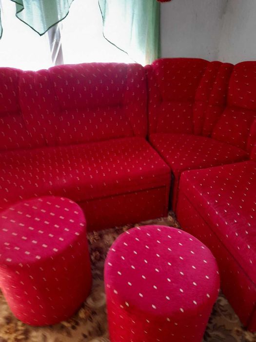 Продавам кухненски диван, функция сън, текстил, две табуретки