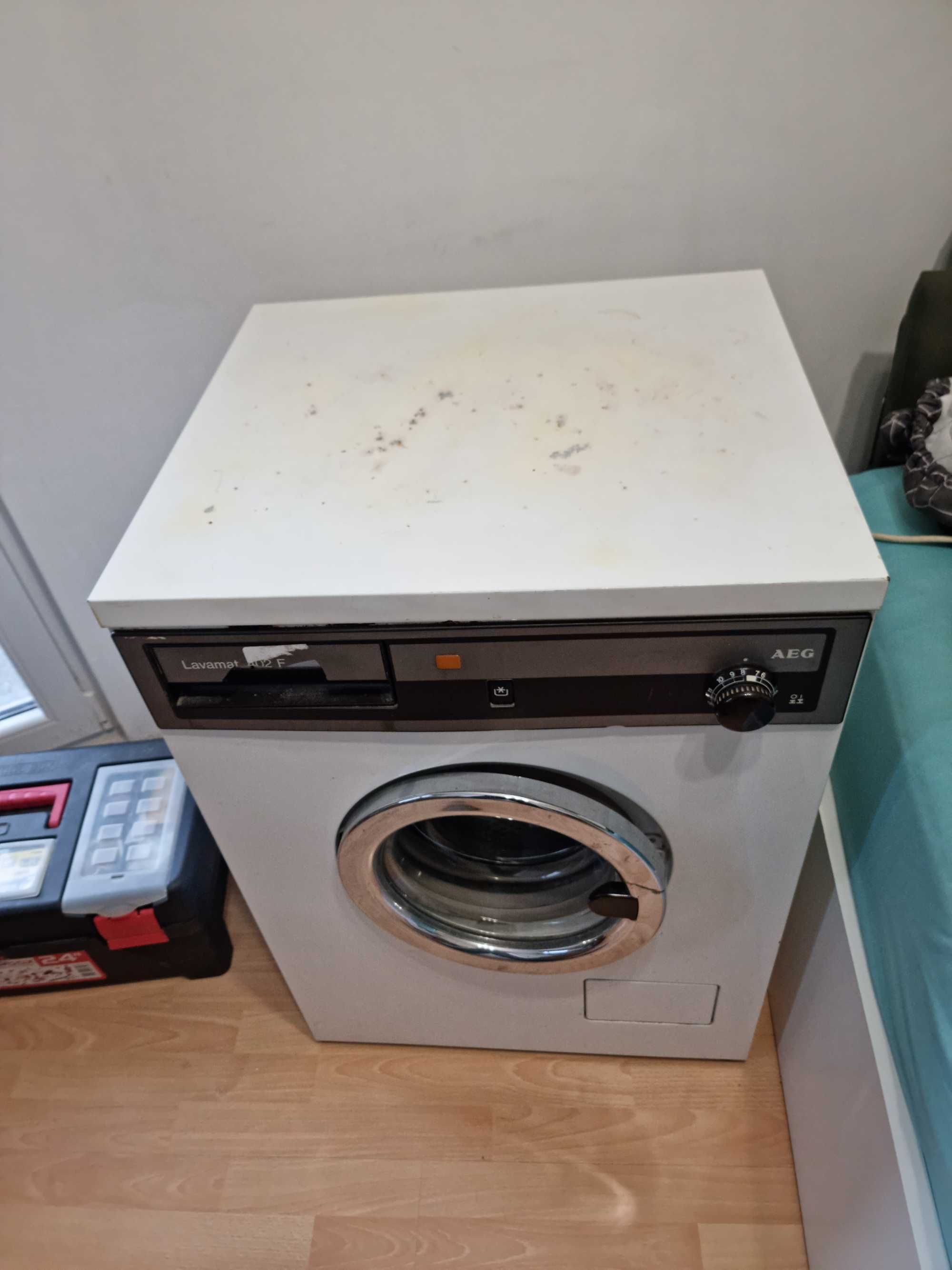 Пералня машина марка AEG, модел LAVAMAT 402F. Работеща