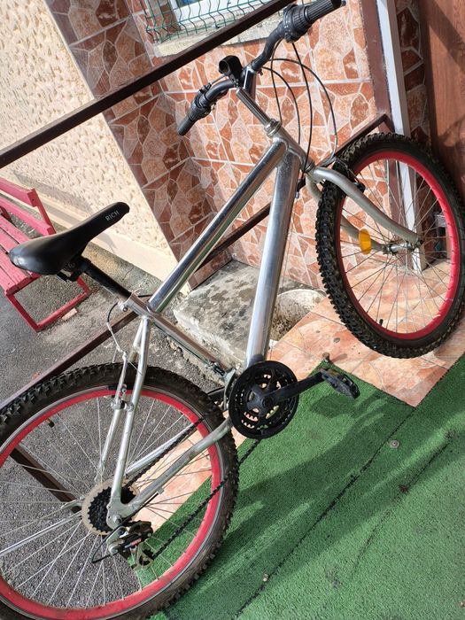 Vând bicicletă tip MTB (mountain bike) cu roți de 26 inch, jante roșii