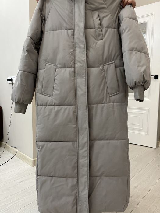 Серый длинный пуховик — почти новый, носила 3–4 раза