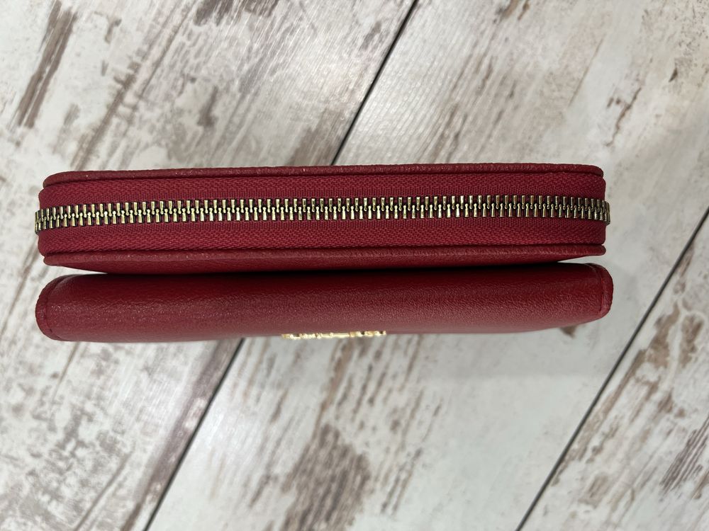 Дамско червено портмоне Guess