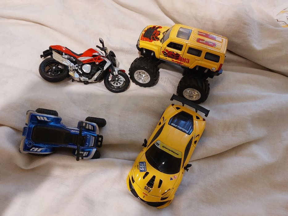 Продавам 4 броя мини колички.