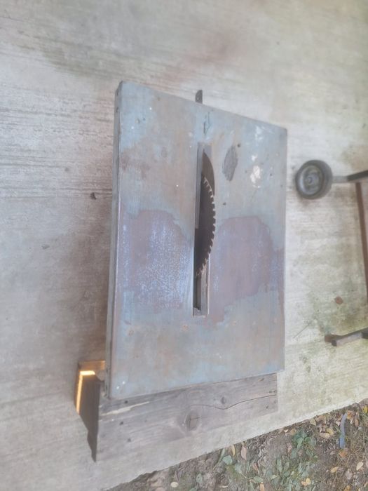 Vând masă cu motor pentru lemn