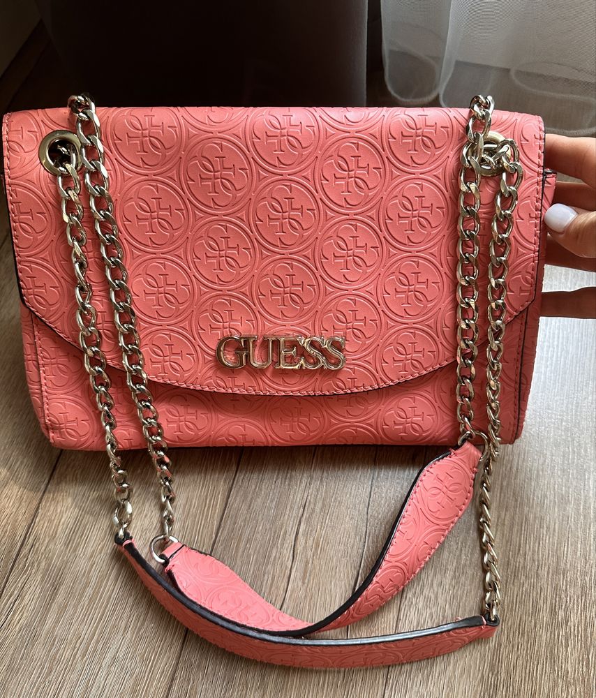 Дамска чанта на Guess