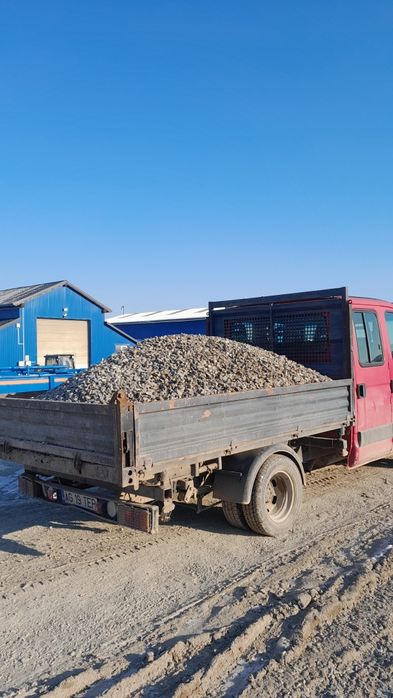 Piatra pământ negru  nisip etc.