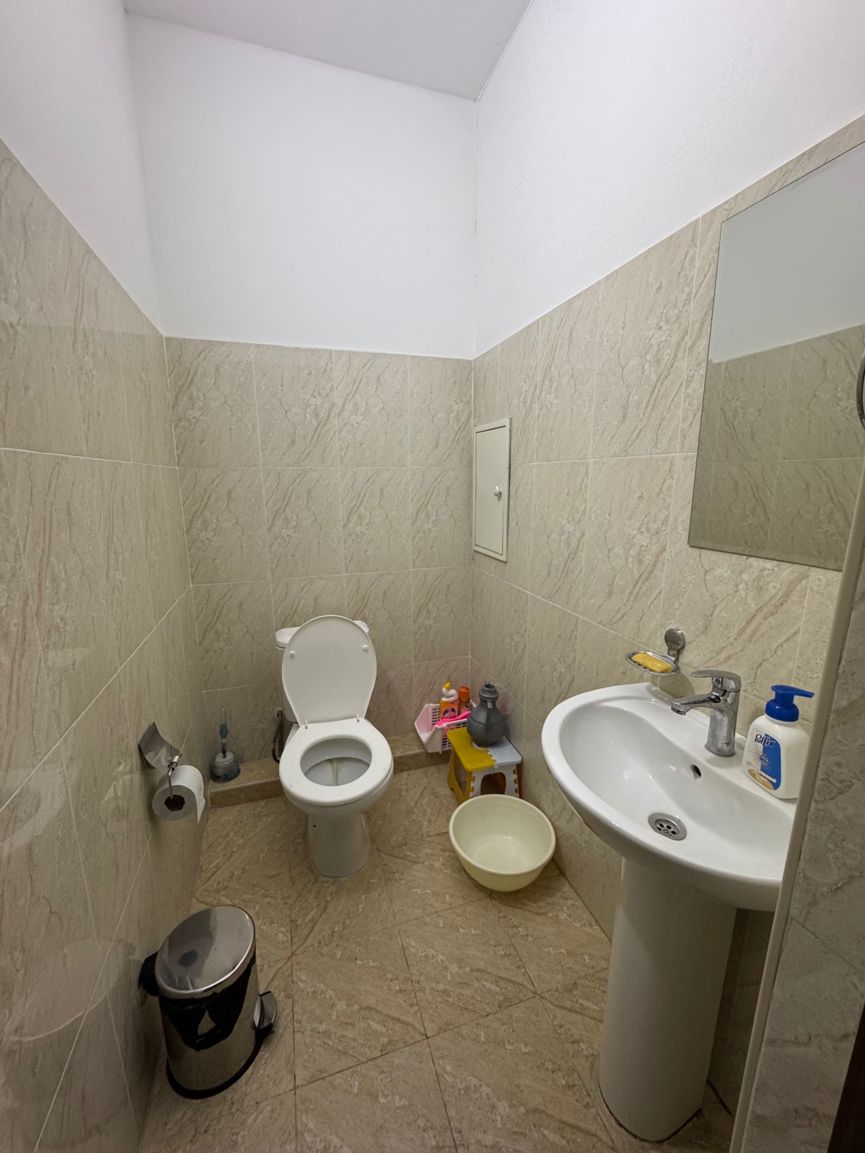 Sheriklikka qizlar bilan turishga bitta qiz kerak