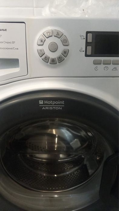 Машинка стиральная Hotpoint-Ariston белый