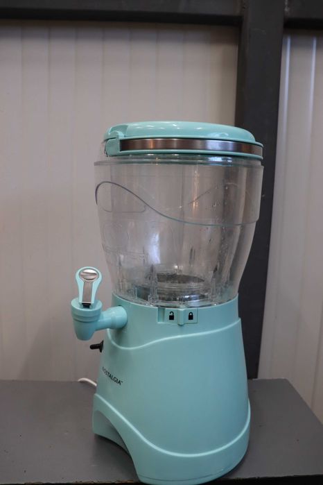 Машина за замразени напитки Nostalgia - чучур от неръждаема стомана