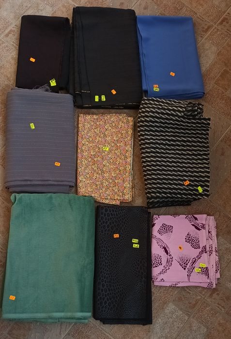 Платове - парчета с различна големина.