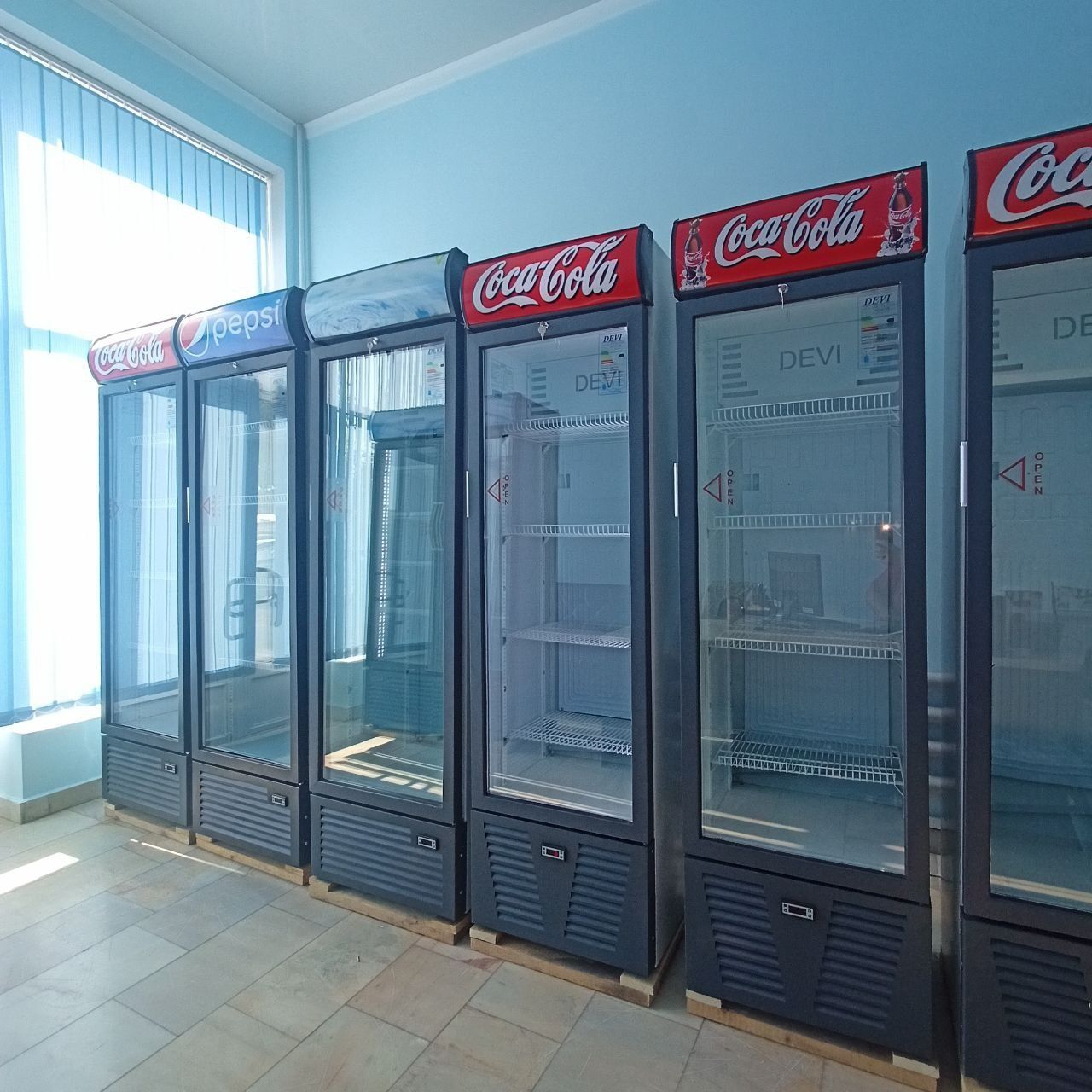 Новые витринные холодильники DEVI в Андижане.
