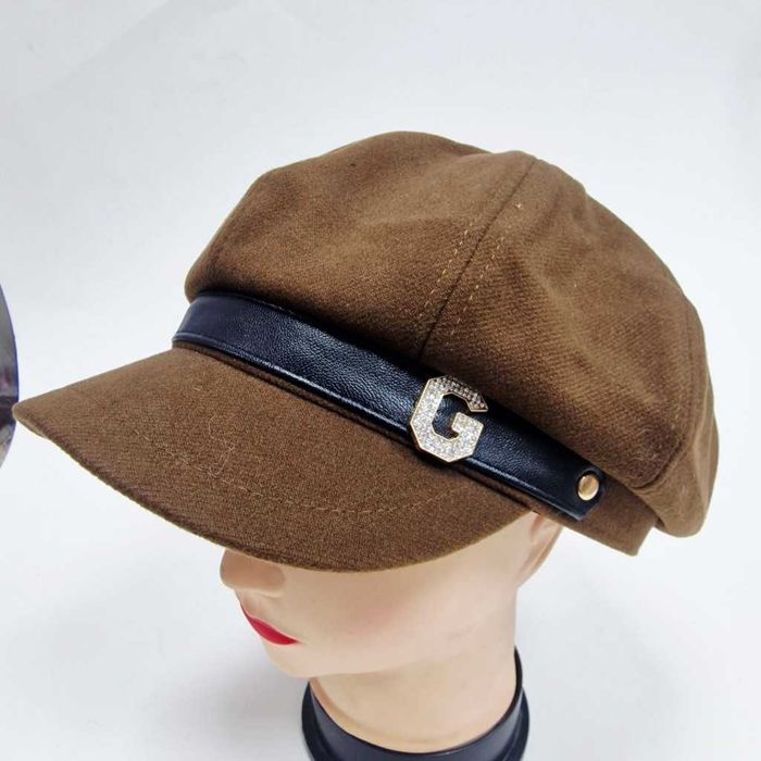 Елегантна дамска шапка тип фуражка с декоративна лента и метално лого