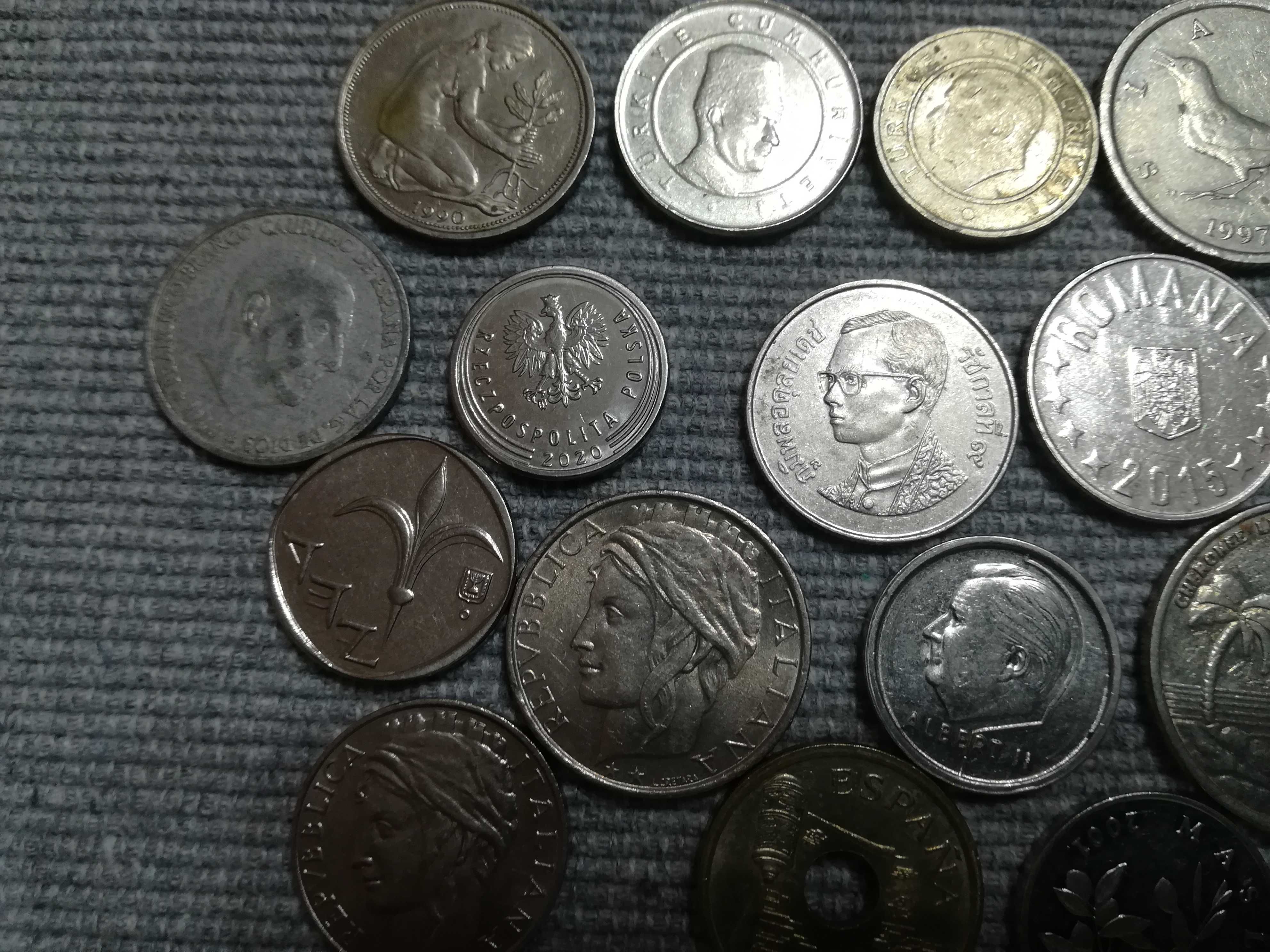 Няколко различни монети