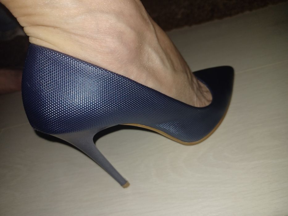 Vând pantofi dama, culoarea deosebita