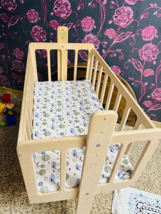 Отдам даром кроватка и стул для кормления