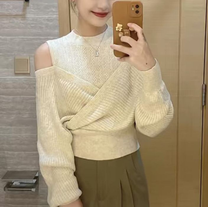 Необычная кофта с открытыми плечами