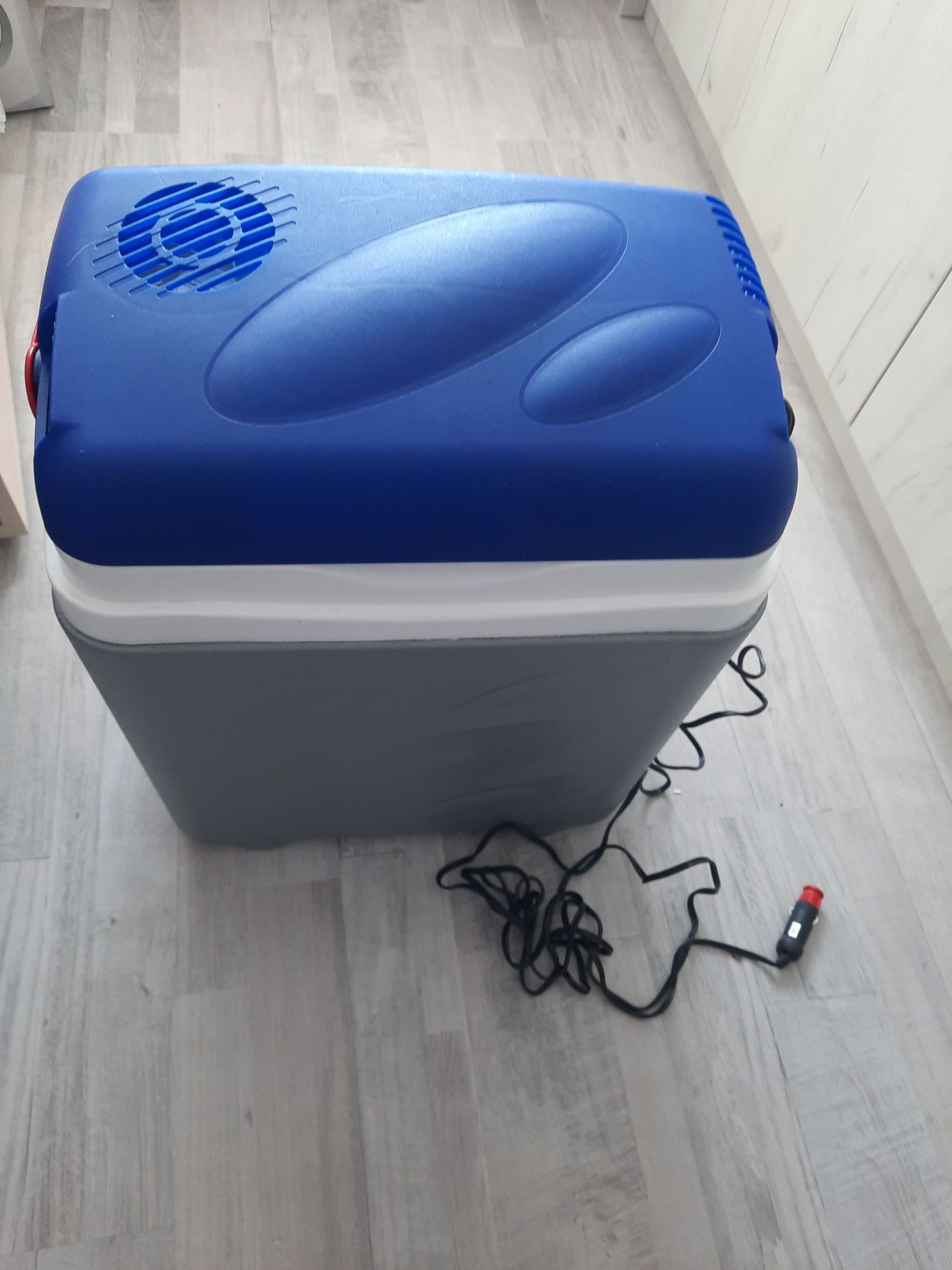 Електрическа хладилна чанта 12v