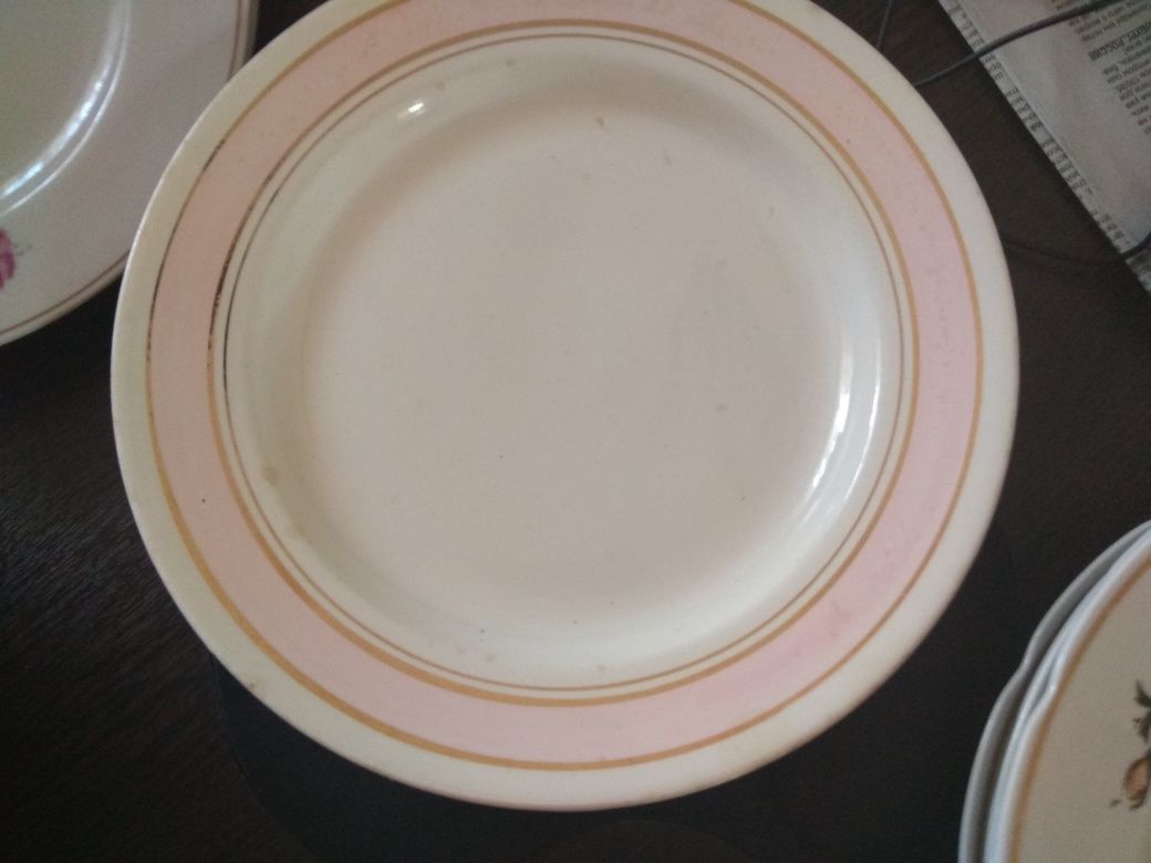 Суповница и большие глубокие и плоские тарелки по 4 штуки.
