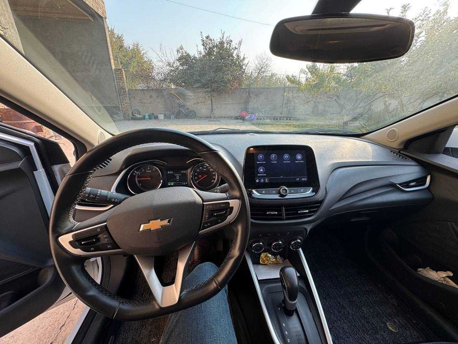 Продается белый Onix LTZ 2023 пробег 14.755км