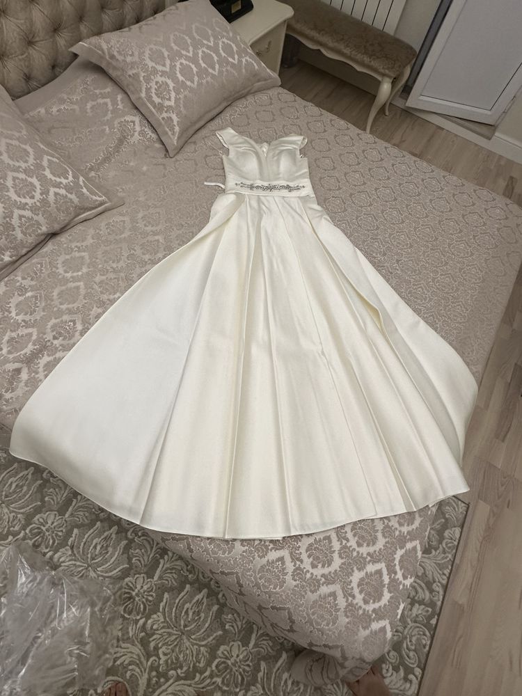 Свадебное платье цвета ivory.