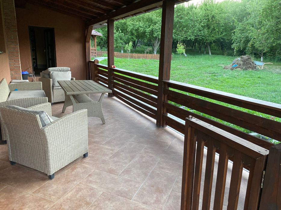 Vând casă /2 bucatarii /2 băi/ teren 3000 m2