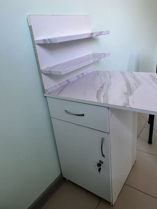 Маникюрный столик