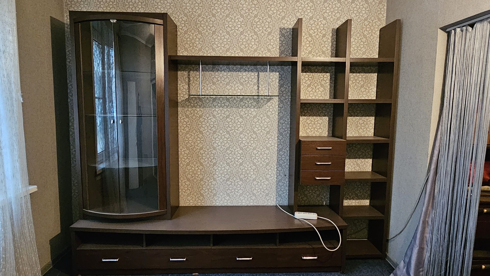 Продам стенку в гостинную или спальню